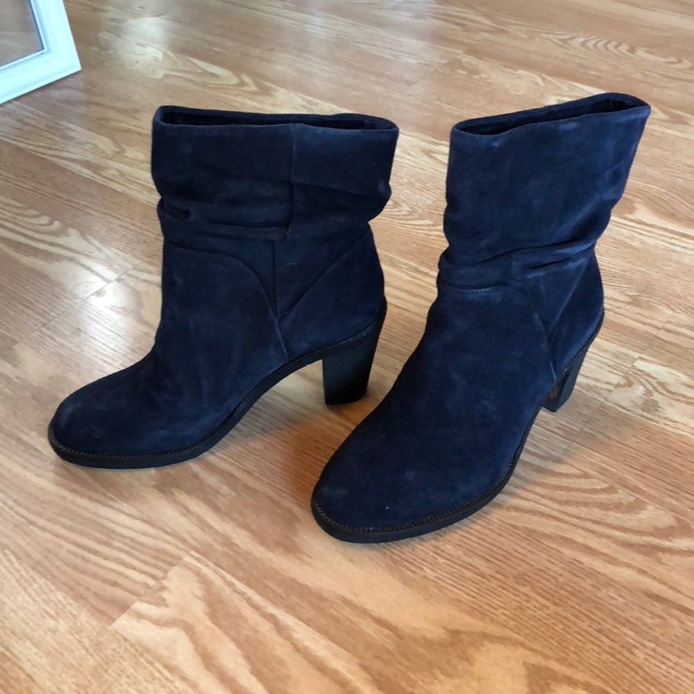 New, 6 1/2 Vince Camuto navy blue sued boots!